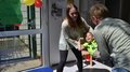 Offene Flügeltüren lassen „Schulhelden“ hinausfliegen